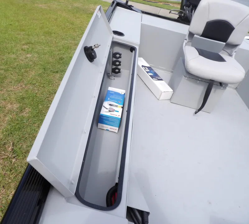 Slide: The Image of Crestliner C16OS OUTLOOK STICK STEER 2025 - 9