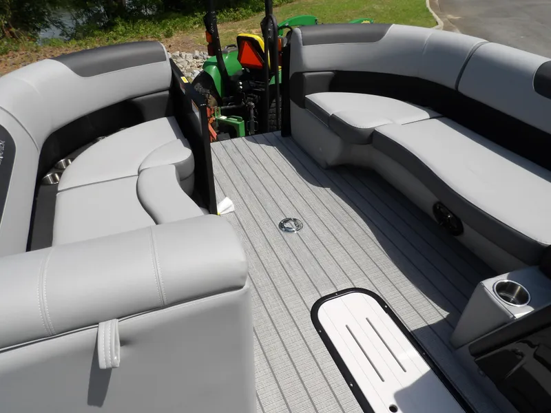 Slide: The Image of Veranda VR22RC 2025 - 8