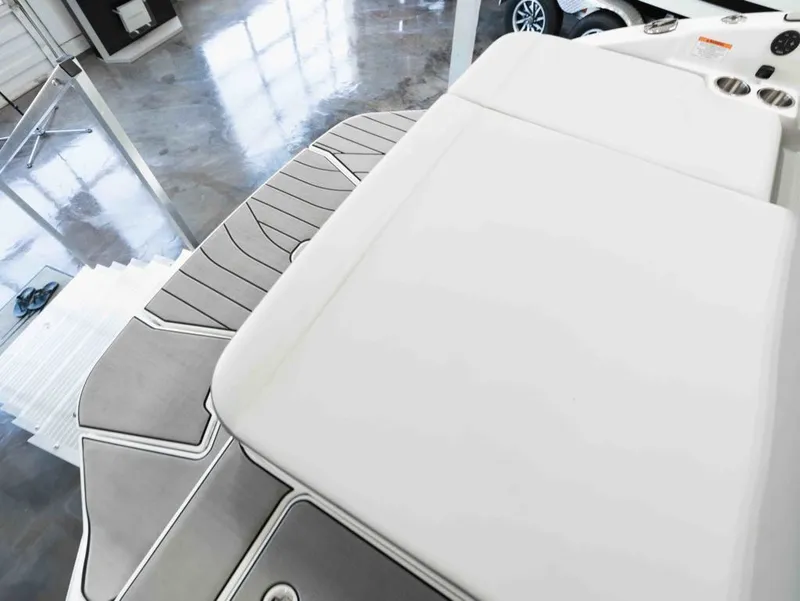 Slide: The Image of Sea Ray SDX 250 Surf 2025 - 15