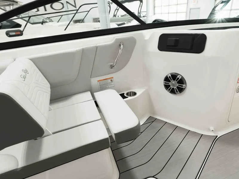 Slide: The Image of Sea Ray SDX 250 Surf 2025 - 9