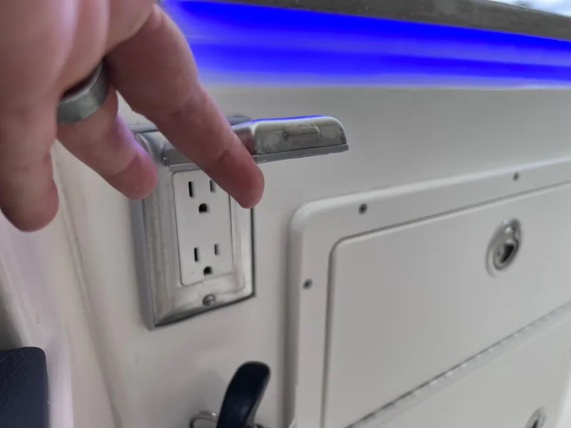 Slide: The Image of Boston Whaler 320 Vantage 2022 - 100