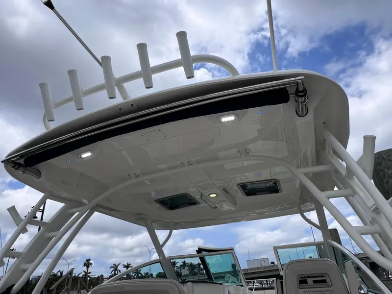Slide: The Image of Boston Whaler 320 Vantage 2022 - 101