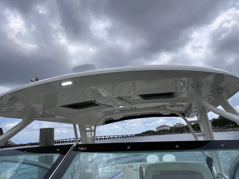 Slide: The Image of Boston Whaler 320 Vantage 2022 - 102