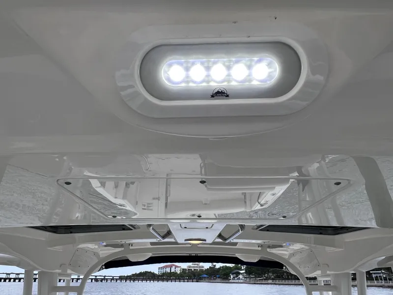 Slide: The Image of Boston Whaler 320 Vantage 2022 - 103