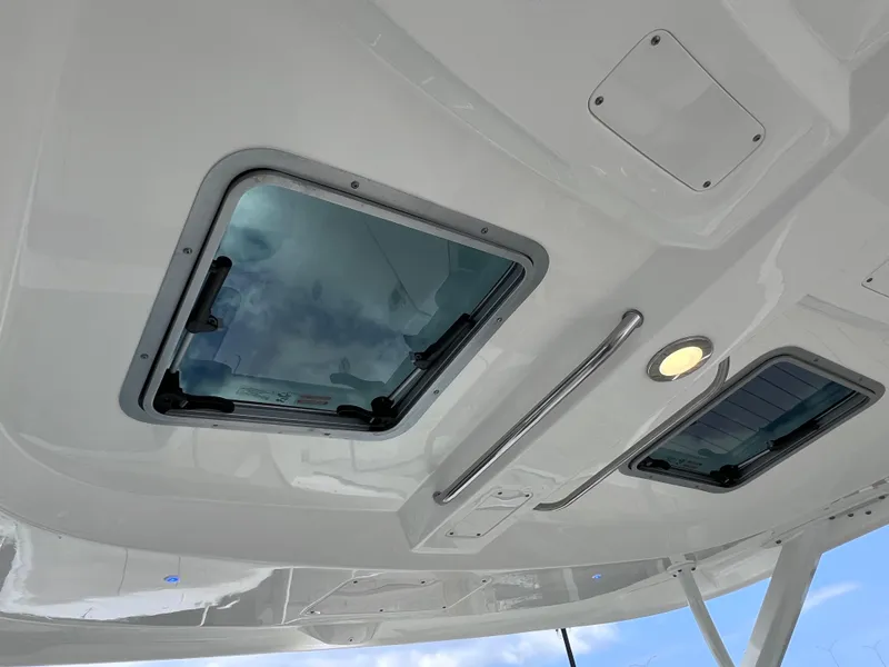 Slide: The Image of Boston Whaler 320 Vantage 2022 - 104