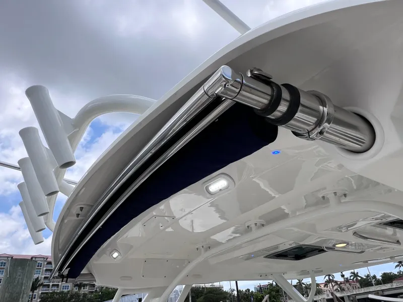 Slide: The Image of Boston Whaler 320 Vantage 2022 - 105