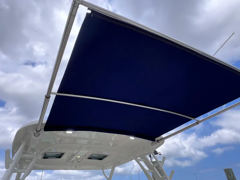 Slide: The Image of Boston Whaler 320 Vantage 2022 - 106