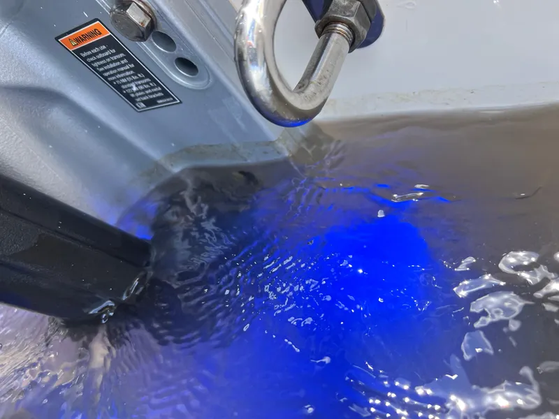 Slide: The Image of Boston Whaler 320 Vantage 2022 - 107