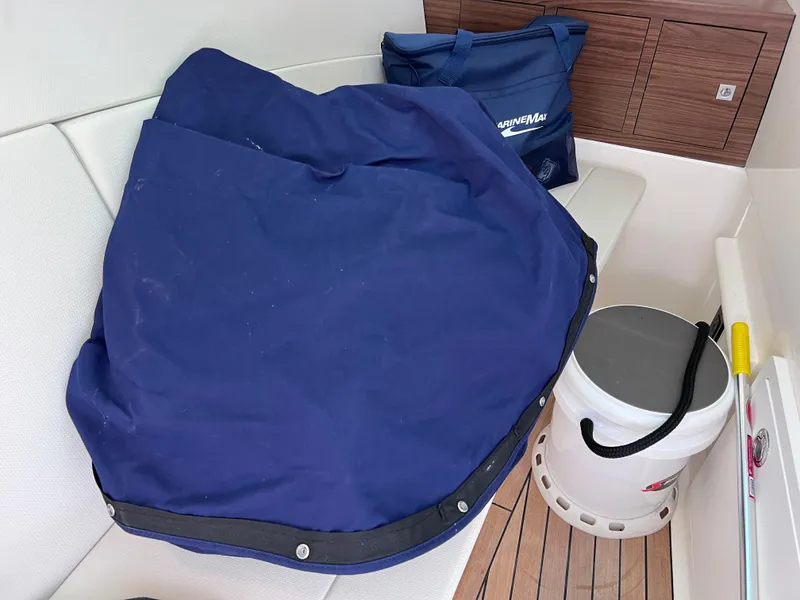 Slide: The Image of Boston Whaler 320 Vantage 2022 - 108