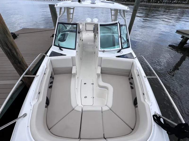 Slide: The Image of Boston Whaler 320 Vantage 2022 - 50