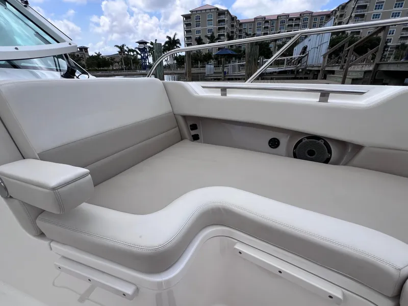 Slide: The Image of Boston Whaler 320 Vantage 2022 - 51