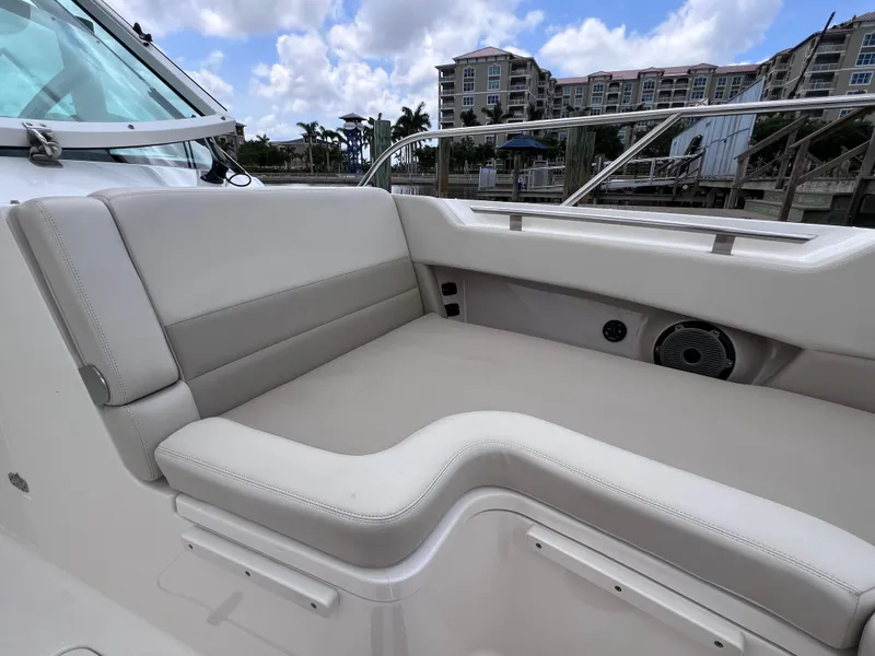 Slide: The Image of Boston Whaler 320 Vantage 2022 - 52