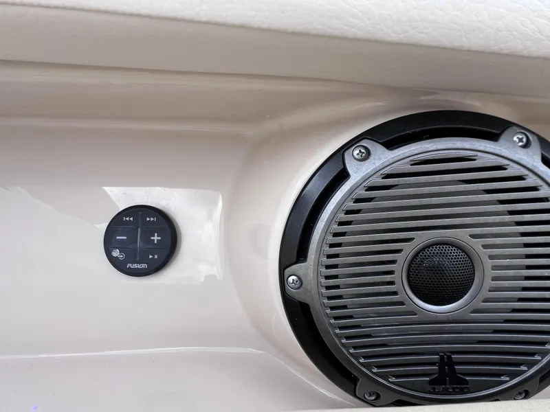 Slide: The Image of Boston Whaler 320 Vantage 2022 - 53