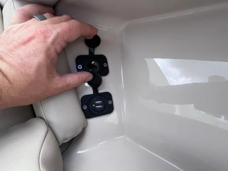 Slide: The Image of Boston Whaler 320 Vantage 2022 - 54