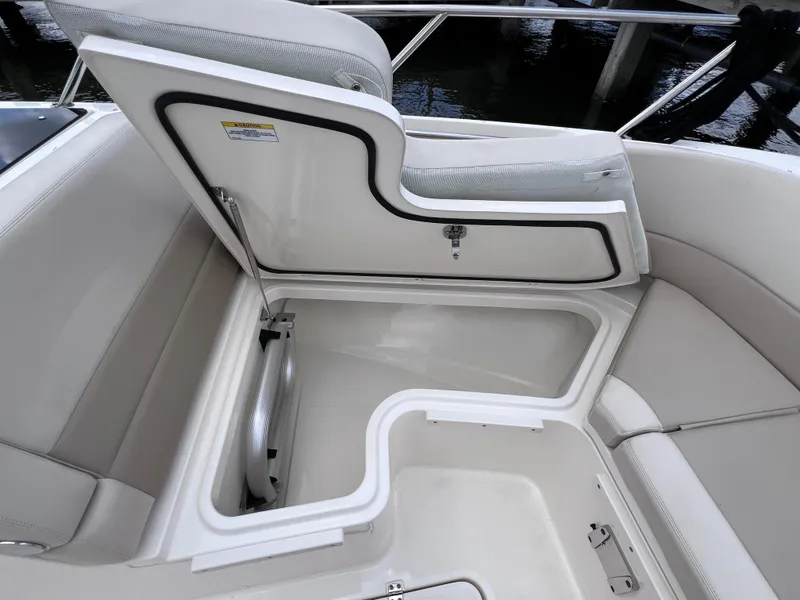 Slide: The Image of Boston Whaler 320 Vantage 2022 - 55