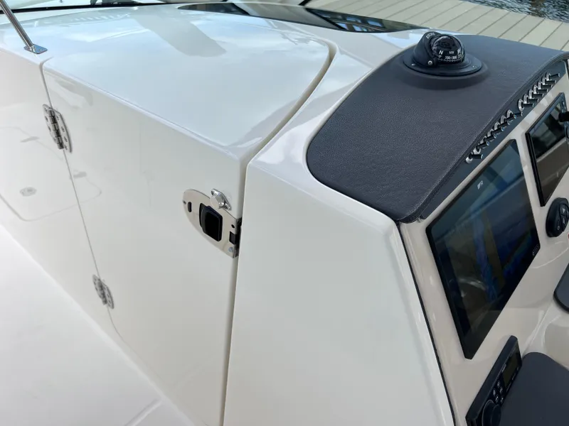 Slide: The Image of Boston Whaler 320 Vantage 2022 - 58