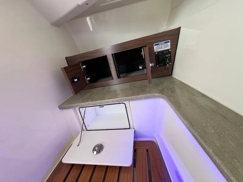 Slide: The Image of Boston Whaler 320 Vantage 2022 - 61