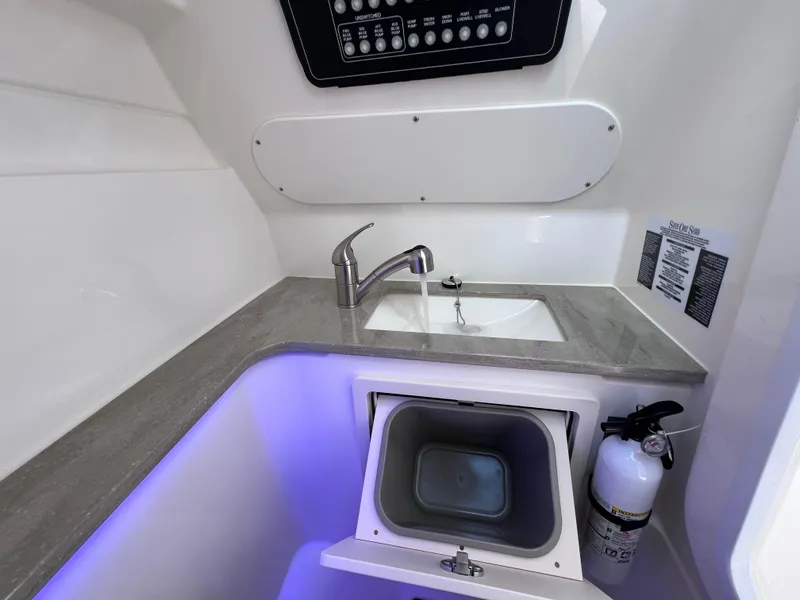 Slide: The Image of Boston Whaler 320 Vantage 2022 - 64