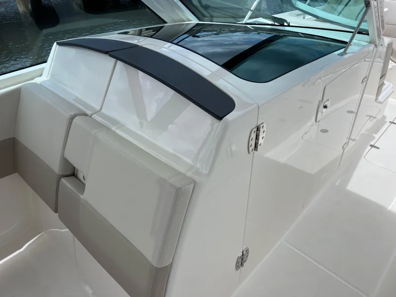 Slide: The Image of Boston Whaler 320 Vantage 2022 - 65