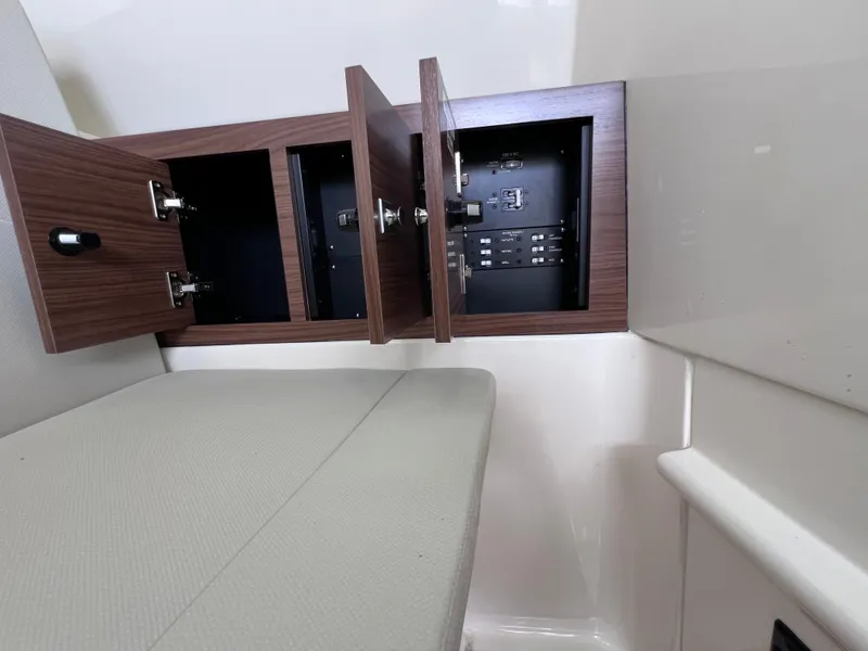 Slide: The Image of Boston Whaler 320 Vantage 2022 - 67