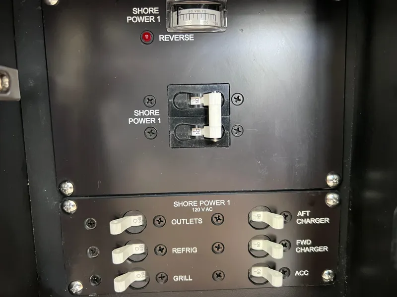 Slide: The Image of Boston Whaler 320 Vantage 2022 - 68