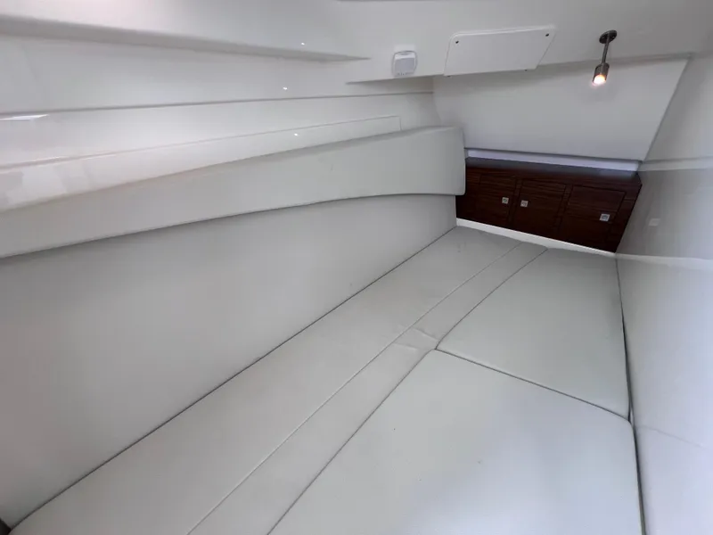 Slide: The Image of Boston Whaler 320 Vantage 2022 - 70