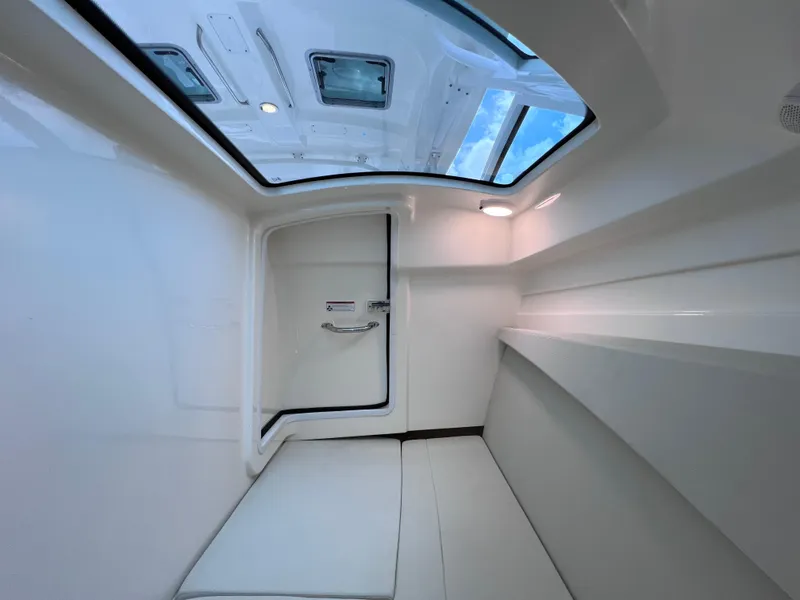 Slide: The Image of Boston Whaler 320 Vantage 2022 - 71