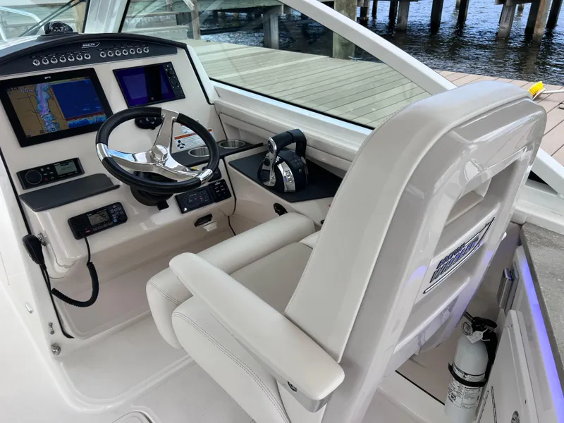 Slide: The Image of Boston Whaler 320 Vantage 2022 - 72