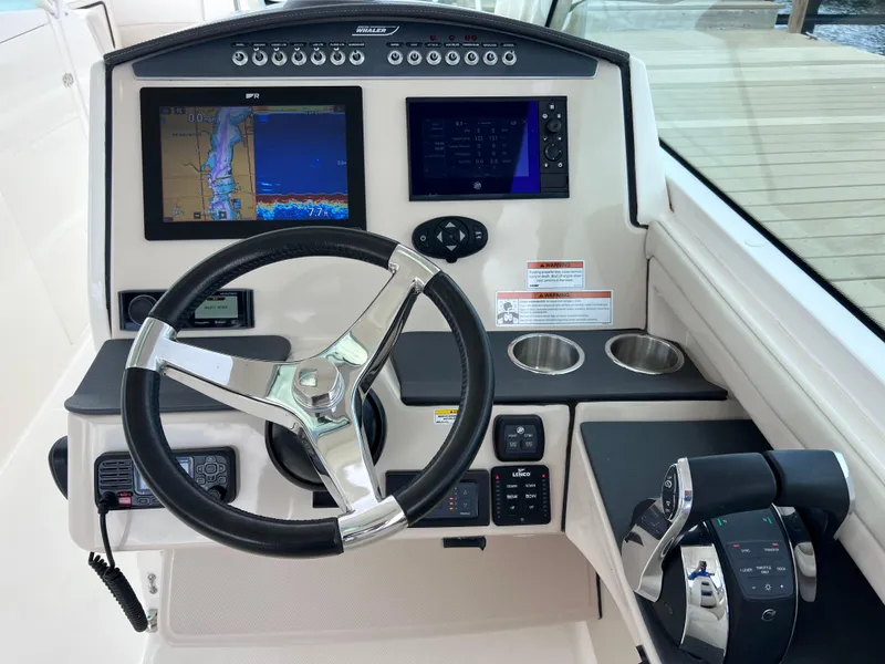Slide: The Image of Boston Whaler 320 Vantage 2022 - 74