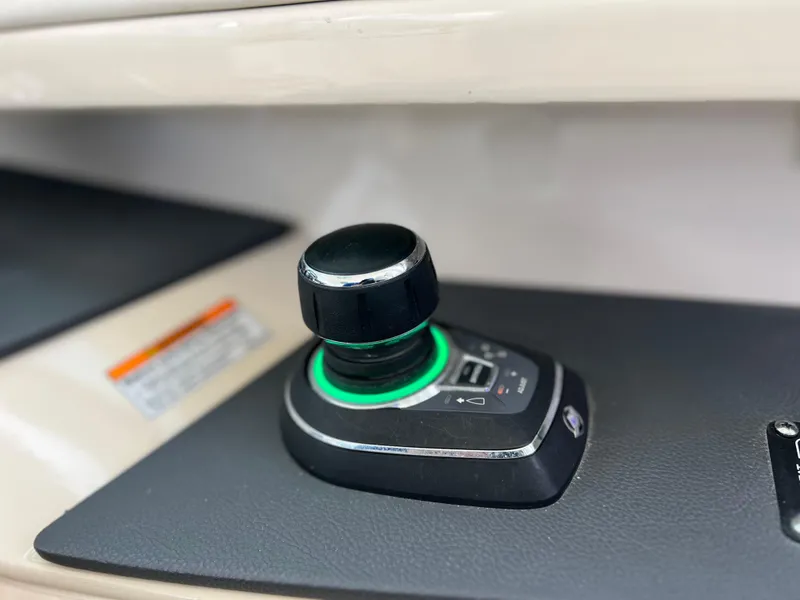 Slide: The Image of Boston Whaler 320 Vantage 2022 - 75