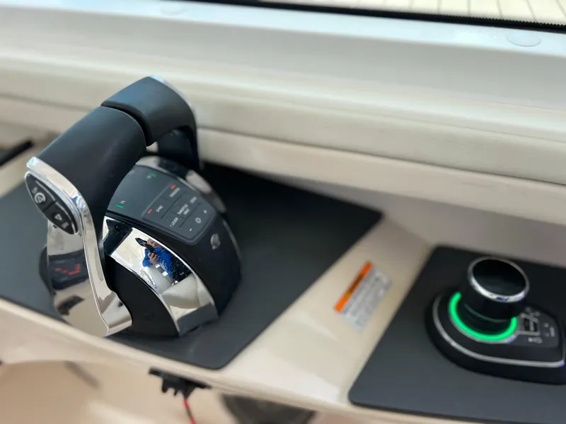 Slide: The Image of Boston Whaler 320 Vantage 2022 - 76