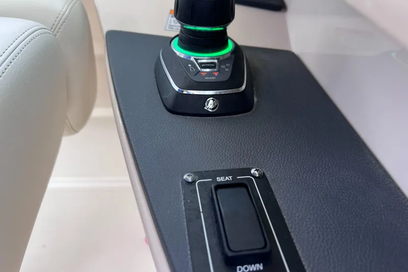 Slide: The Image of Boston Whaler 320 Vantage 2022 - 77