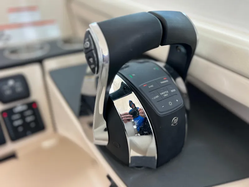 Slide: The Image of Boston Whaler 320 Vantage 2022 - 78