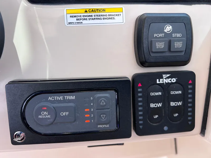 Slide: The Image of Boston Whaler 320 Vantage 2022 - 79