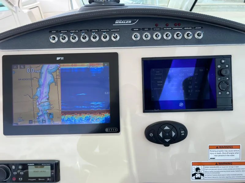 Slide: The Image of Boston Whaler 320 Vantage 2022 - 81
