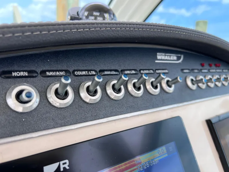 Slide: The Image of Boston Whaler 320 Vantage 2022 - 82