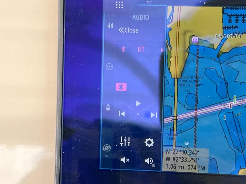 Slide: The Image of Boston Whaler 320 Vantage 2022 - 85