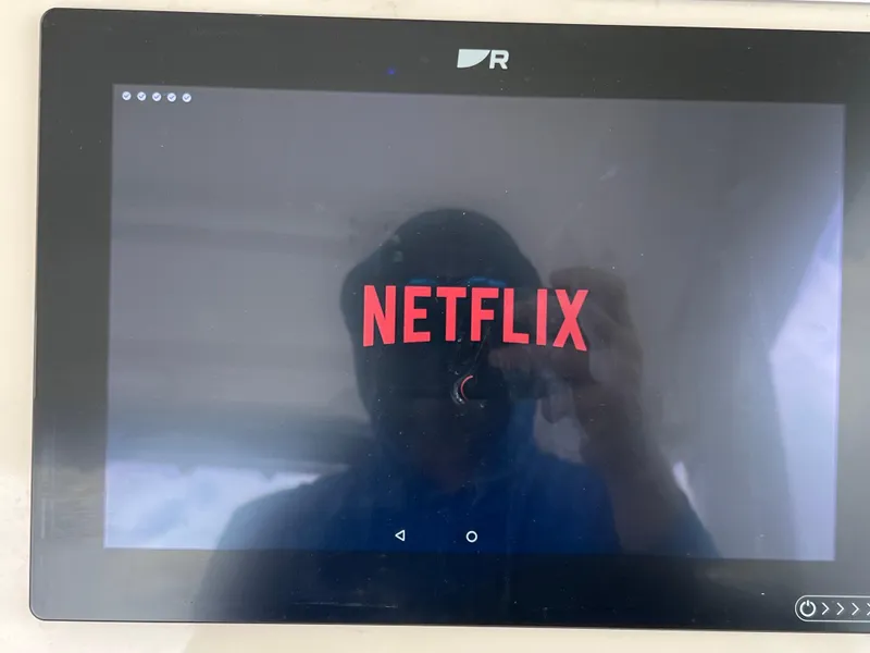 Slide: The Image of Boston Whaler 320 Vantage 2022 - 87