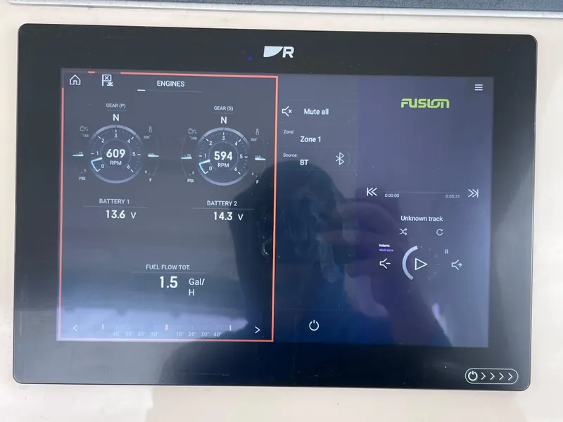 Slide: The Image of Boston Whaler 320 Vantage 2022 - 88