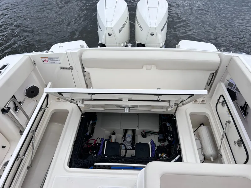 Slide: The Image of Boston Whaler 320 Vantage 2022 - 89