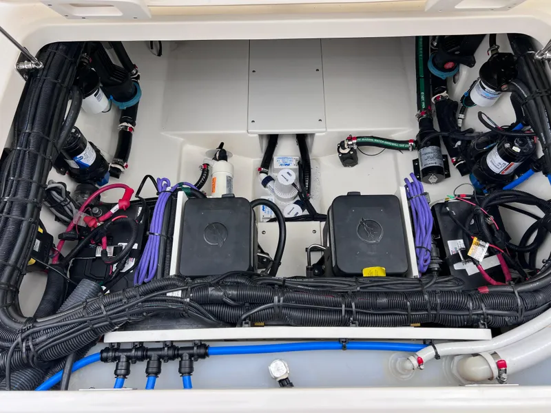 Slide: The Image of Boston Whaler 320 Vantage 2022 - 90