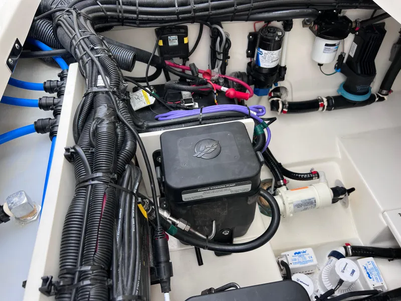 Slide: The Image of Boston Whaler 320 Vantage 2022 - 91