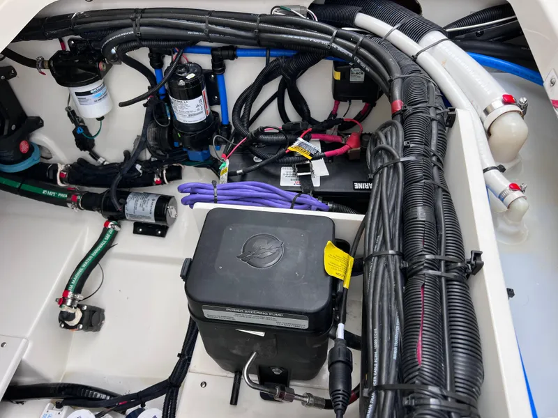 Slide: The Image of Boston Whaler 320 Vantage 2022 - 92