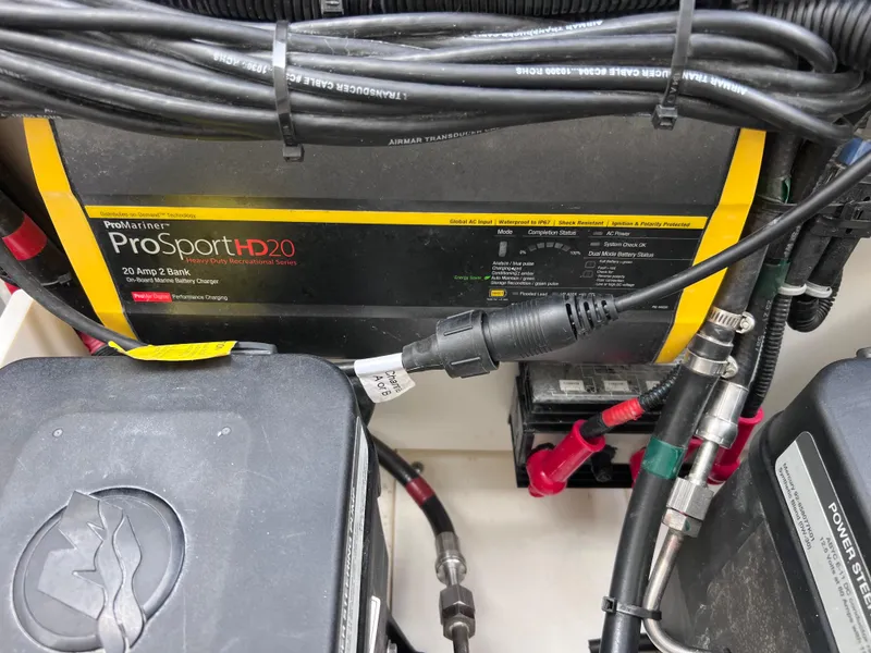 Slide: The Image of Boston Whaler 320 Vantage 2022 - 93