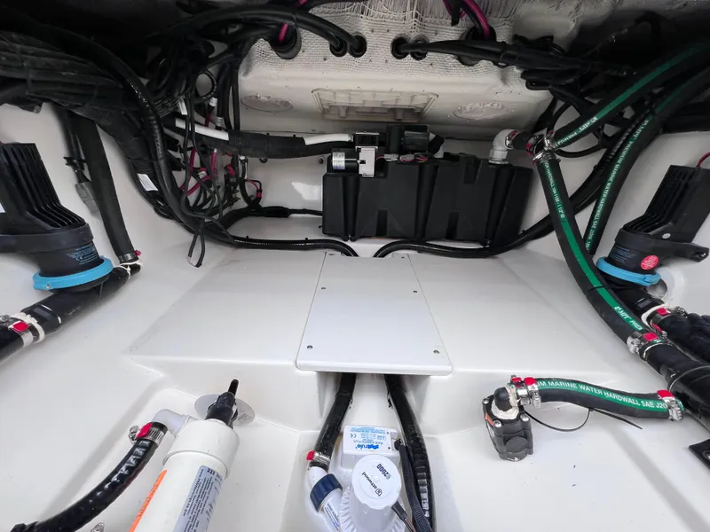 Slide: The Image of Boston Whaler 320 Vantage 2022 - 94