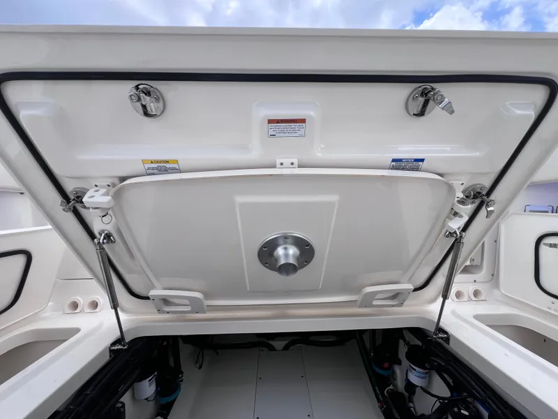 Slide: The Image of Boston Whaler 320 Vantage 2022 - 95