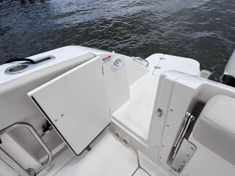 Slide: The Image of Boston Whaler 320 Vantage 2022 - 96