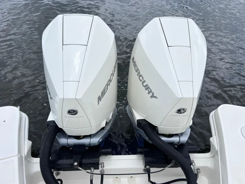 Slide: The Image of Boston Whaler 320 Vantage 2022 - 98