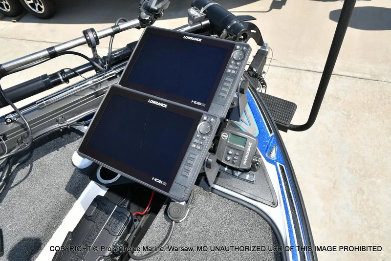 Slide: The Image of 2023 Nitro Z21 XL Pro boat with dual Lowrance HDS displays and Hydrowave system. - 12