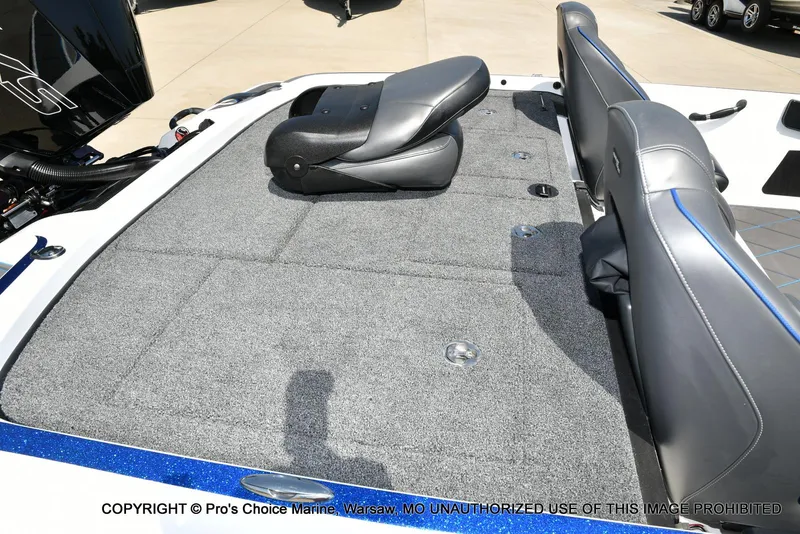 Slide: The Image of 2023 Nitro Z21 XL Pro boat with gray carpeted deck and seating. - 39